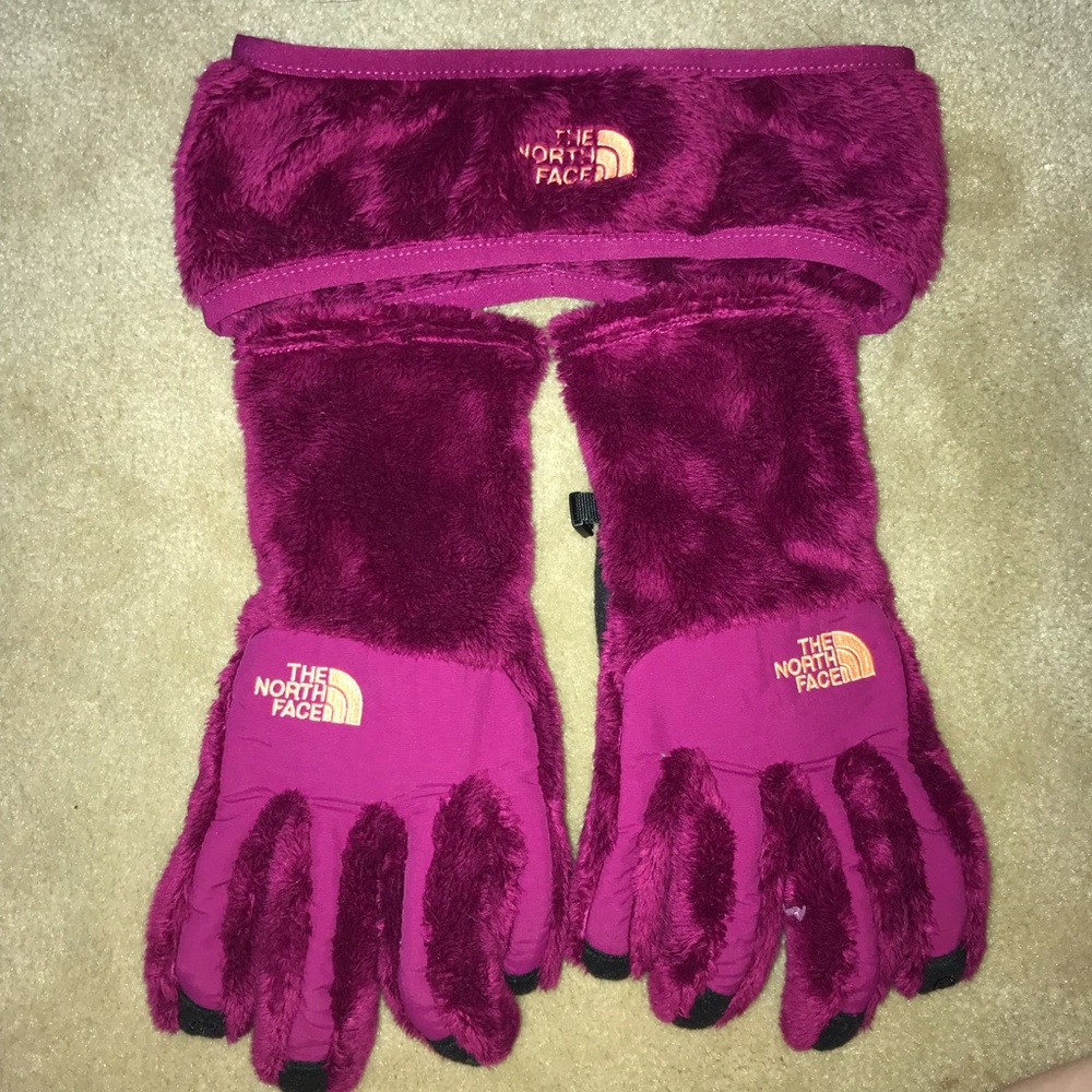 Matching north face gloves and earwarmer! BrandNew